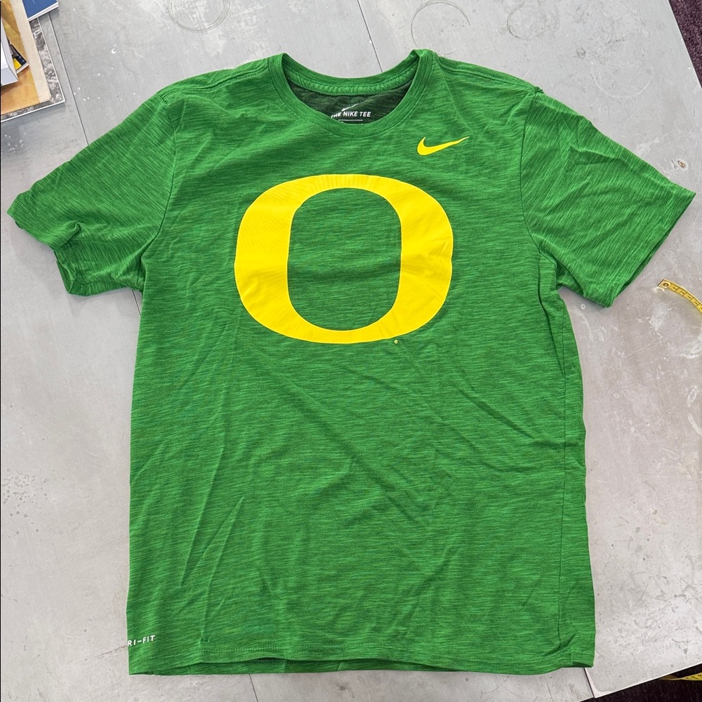 EUC Nike Oregon Ducks men’s L Green Tee with Yellow O Logo - Picture 3 of 4
